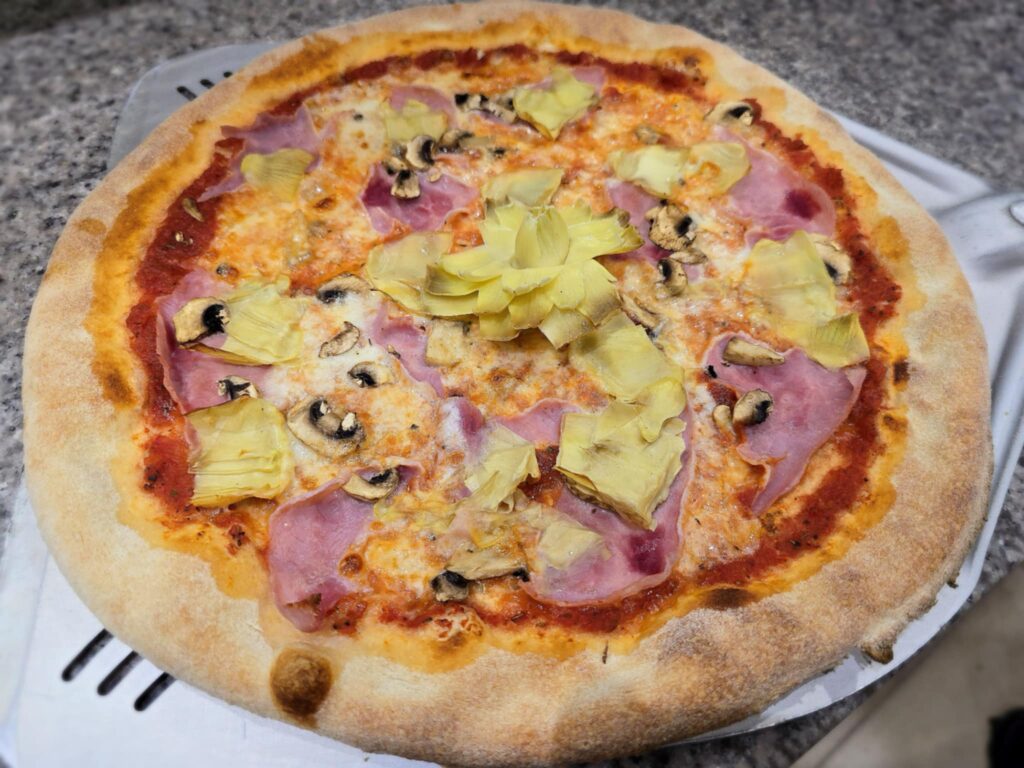 Pizza Carciofi: Paradicsomos alap, Mozzarella, Sonka, Gomba, Articsóka